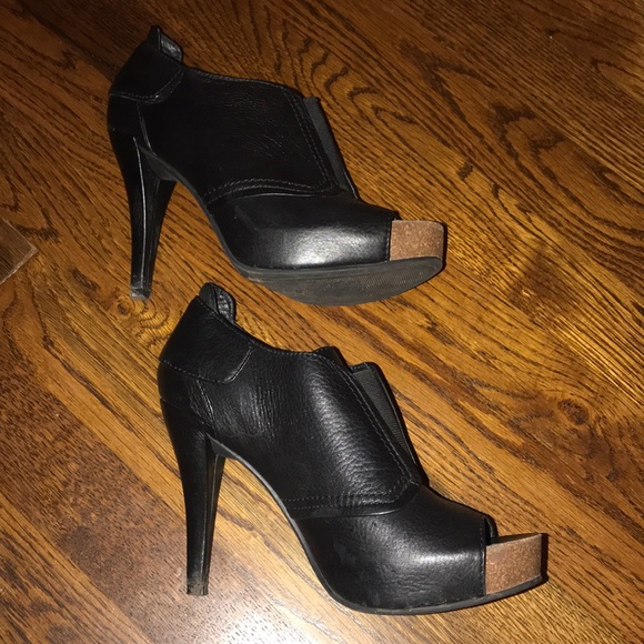 Vince Camuto Pernot leather, slip on, stiletto 4 “ heel (cork front)- size 6.5 - Picture 3 of 6